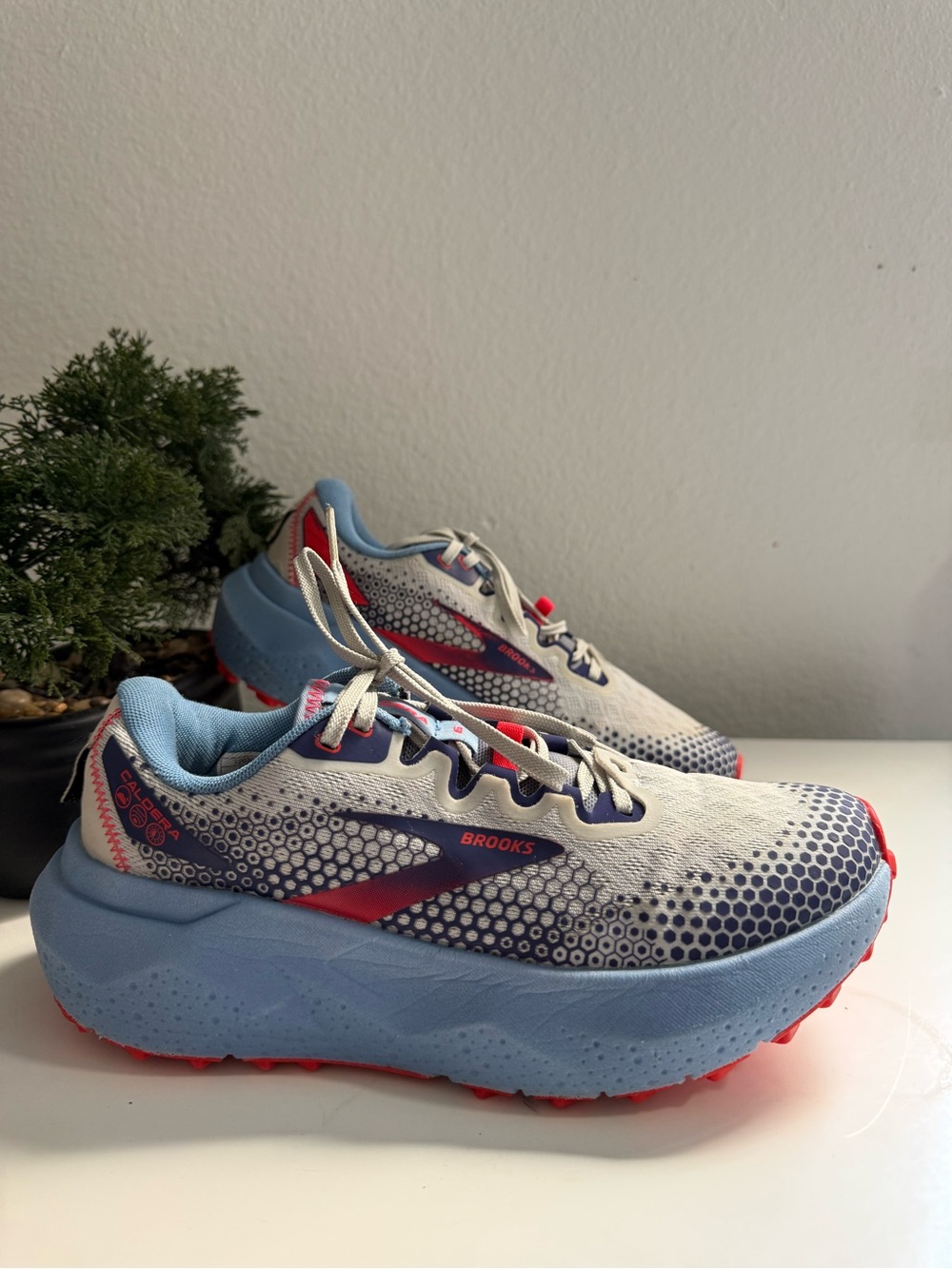 Brooks Caldera 6 women size 8.5  Lightweight Athletic Shoes in Light Blue